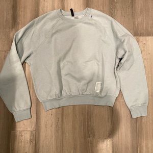 H&M DIVIDED Pullover Crew Neck Sweater in color Ocean Spray, Size M